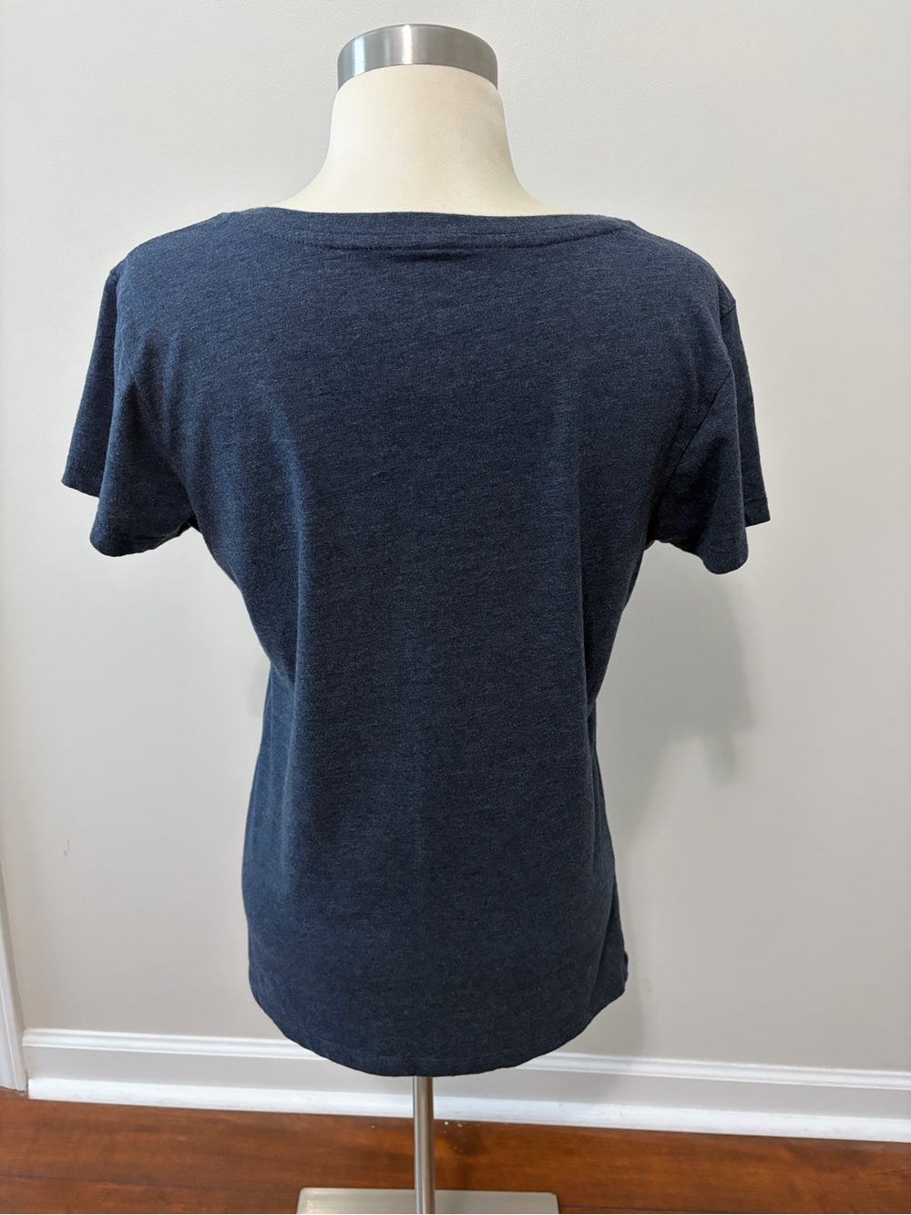 Carolina Tar Heels V-Neck Graphic Tee - Navy Blue Sz L Collegiate - Picture 4 of 5